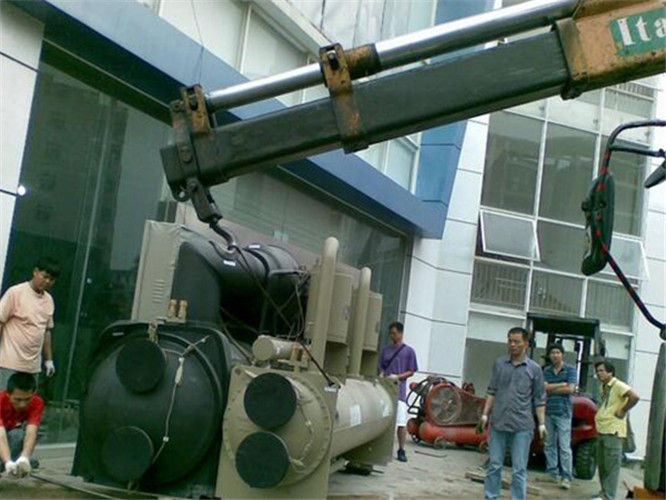 路桥区随车吊和汽车吊的核心区别是什么？哪种更省钱？