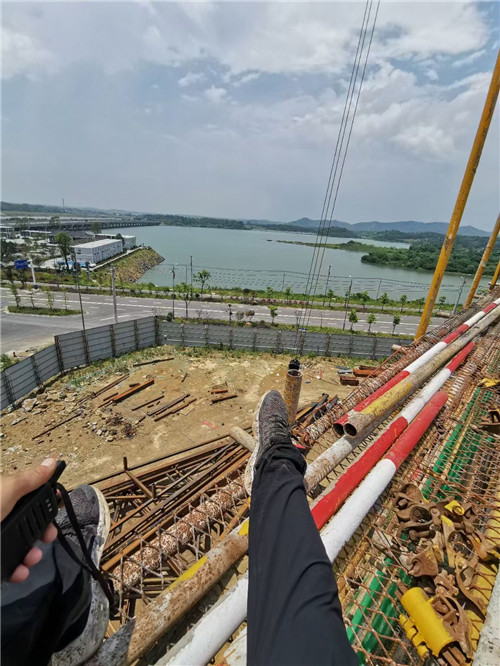 路桥区作业中发生设备损坏或人员意外，责任怎么划分？